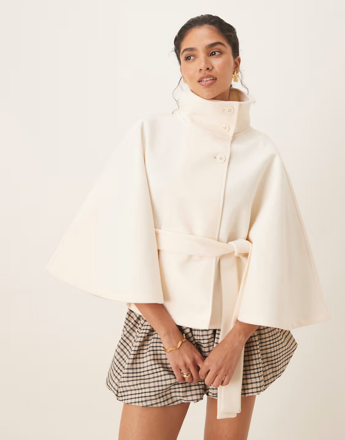 Cape-jack met opstaande boord en riem in crème