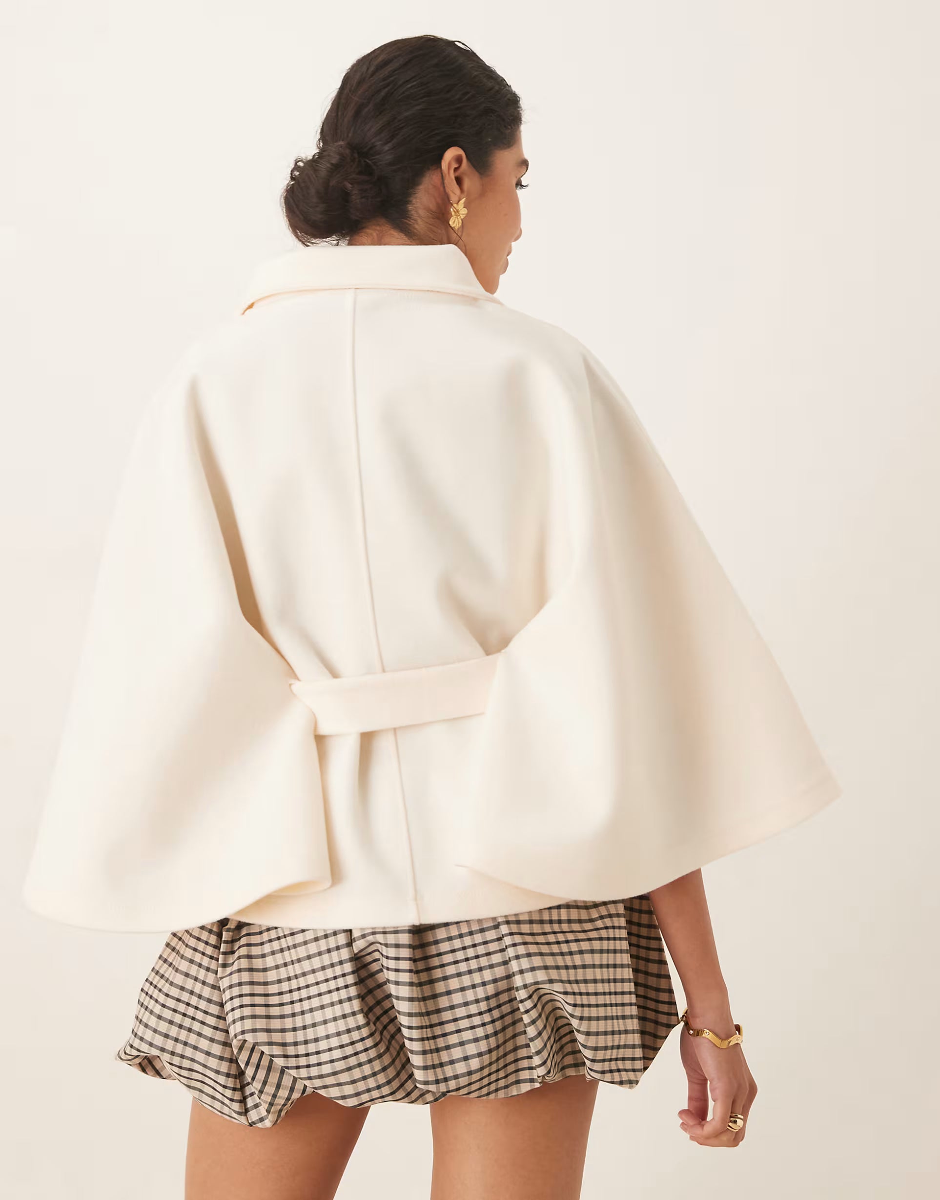 Cape-jack met opstaande boord en riem in crème