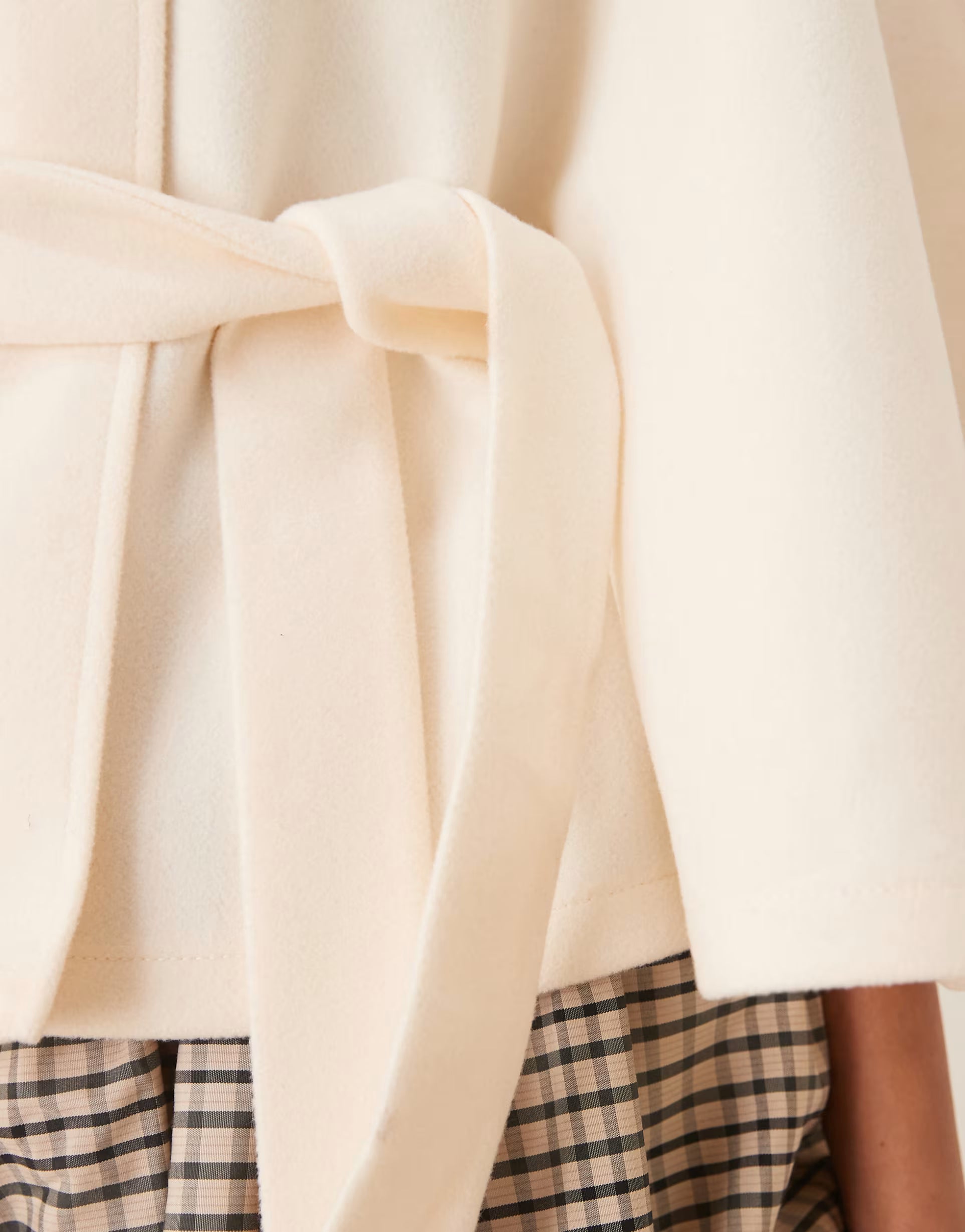 Cape-jack met opstaande boord en riem in crème