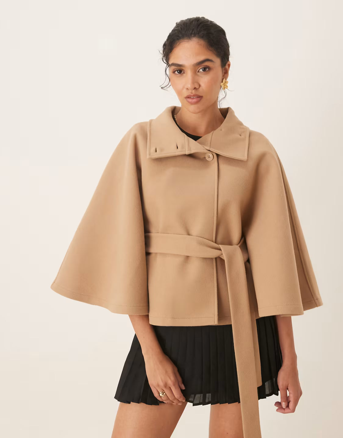 Cape-jack met opstaande boord en riem in crème