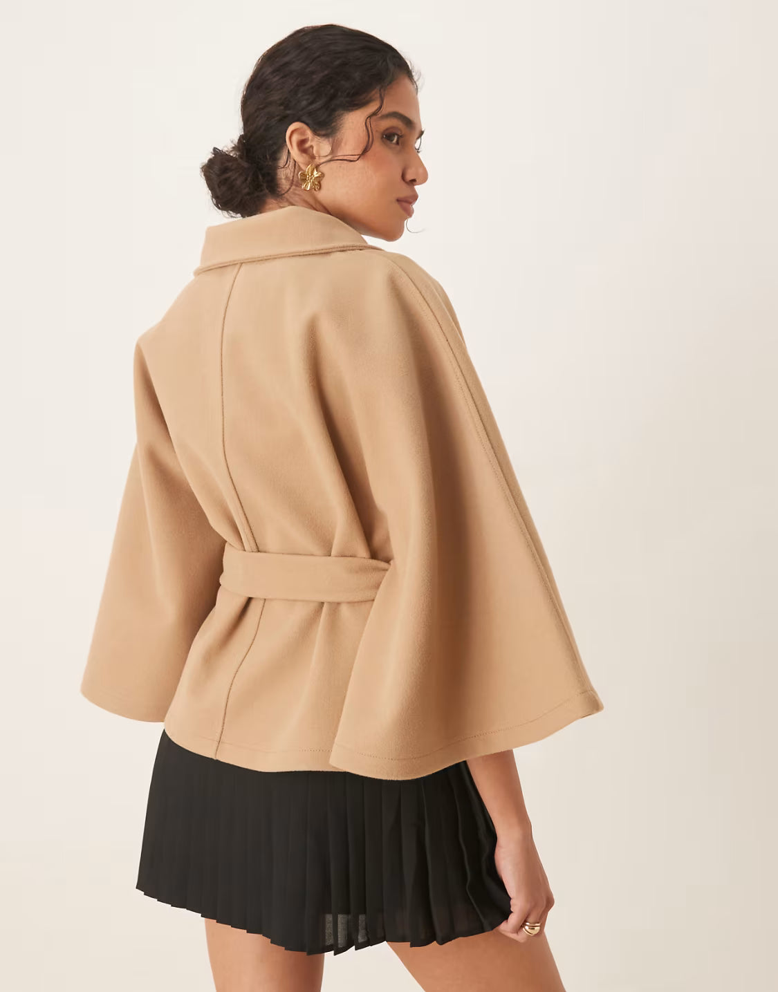 Cape-jack met opstaande boord en riem in crème