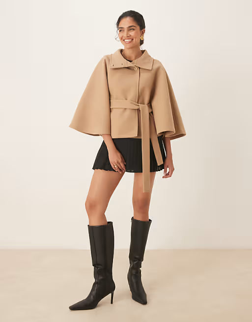 Cape-jack met opstaande boord en riem in crème