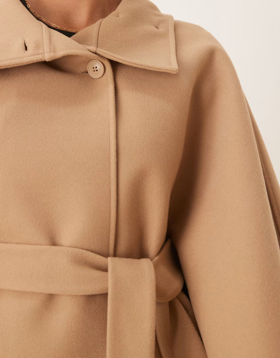 Cape-jack met opstaande boord en riem in crème