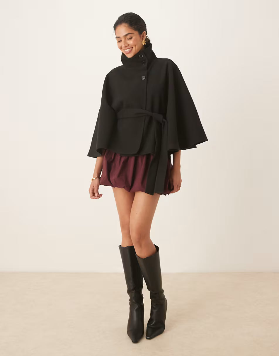 Cape-jack met opstaande boord en riem in crème