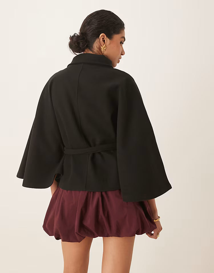 Cape-jack met opstaande boord en riem in crème