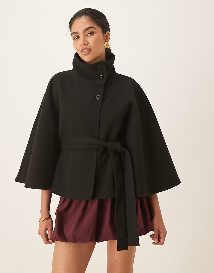 Cape-jack met opstaande boord en riem in crème