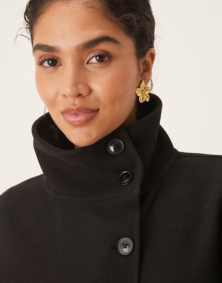 Cape-jack met opstaande boord en riem in crème